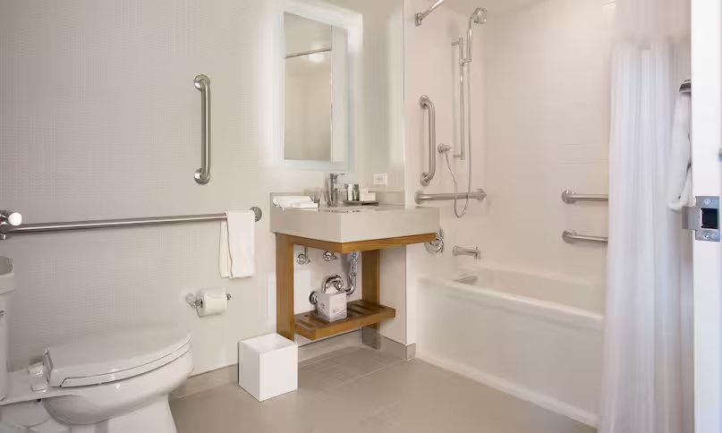 New York Hilton Midtown — Bathroom