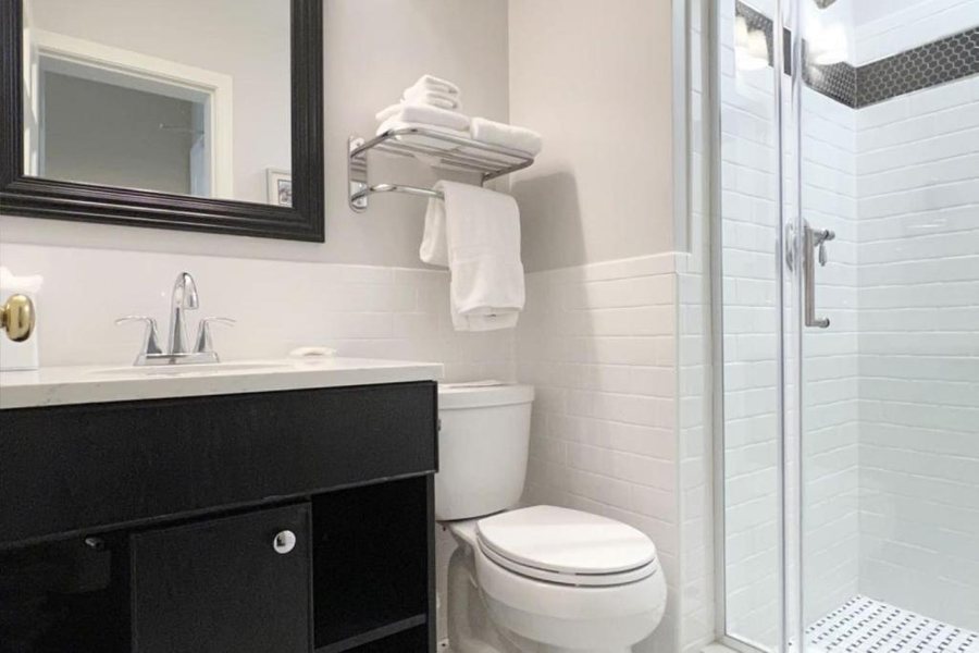 Newbury Guest House — Bathroom