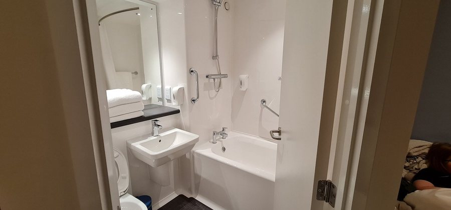Newcastle Lodge Convention Center — Bathroom