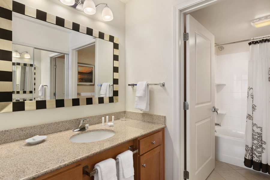 Newport City Inn Suites — Bathroom