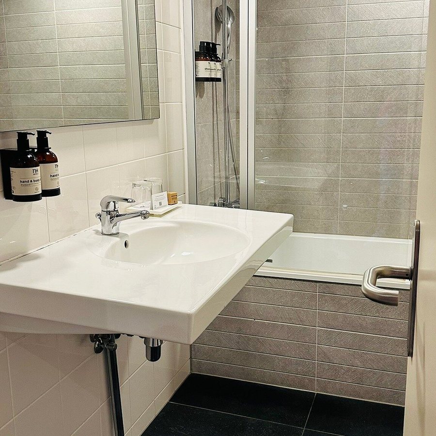 NH Amsterdam Caransa — Bathroom