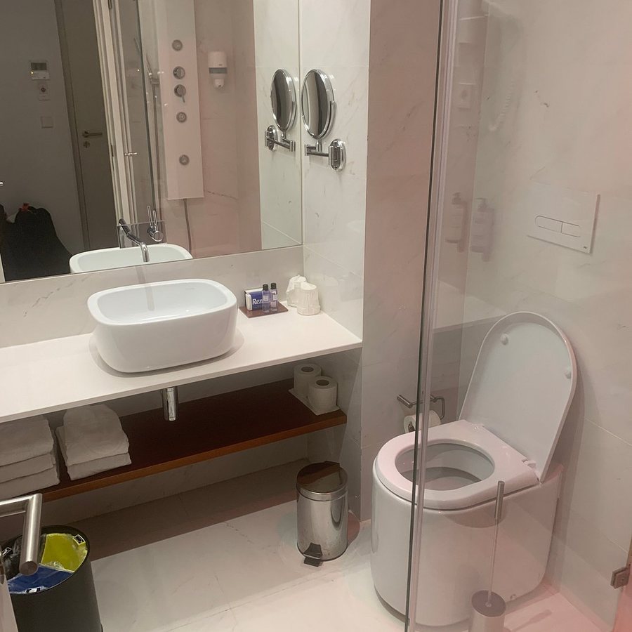 NH Barcelona Eixample — Bathroom
