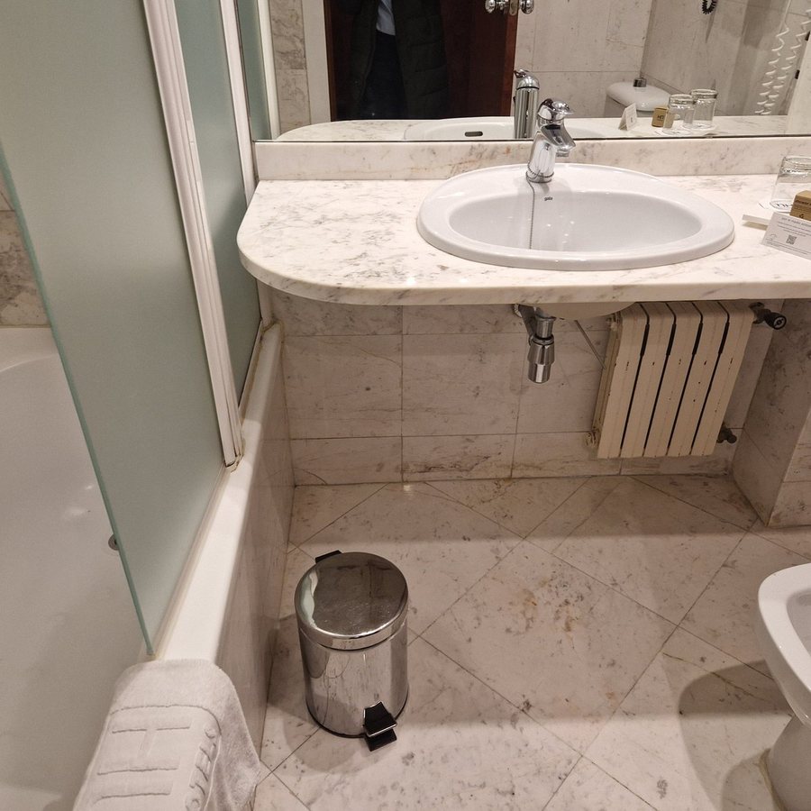 NH Barcelona Entenza Barcelona Catalonia — Bathroom