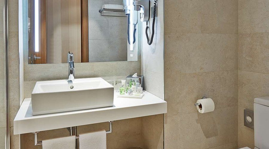 NH Barcelona Les Corts Barcelona Catalonia — Bathroom