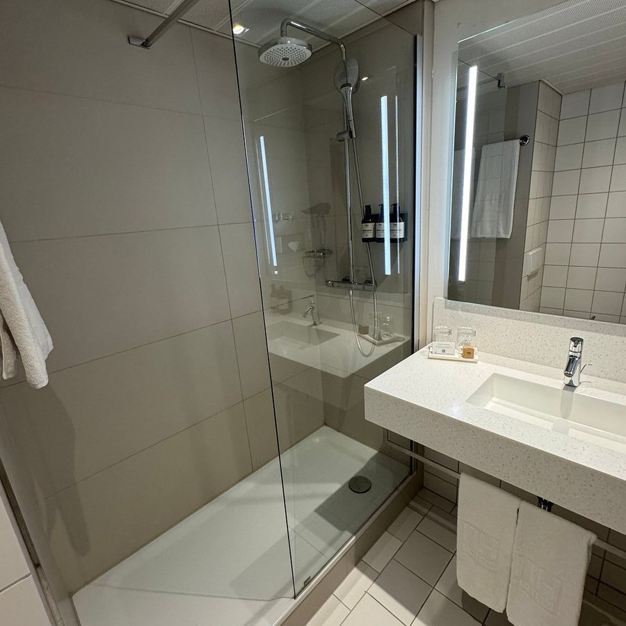 NH Berlin Alexanderplatz — Bathroom