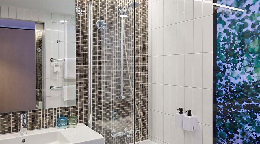 NH Berlin Potsdamer Platz — Bathroom