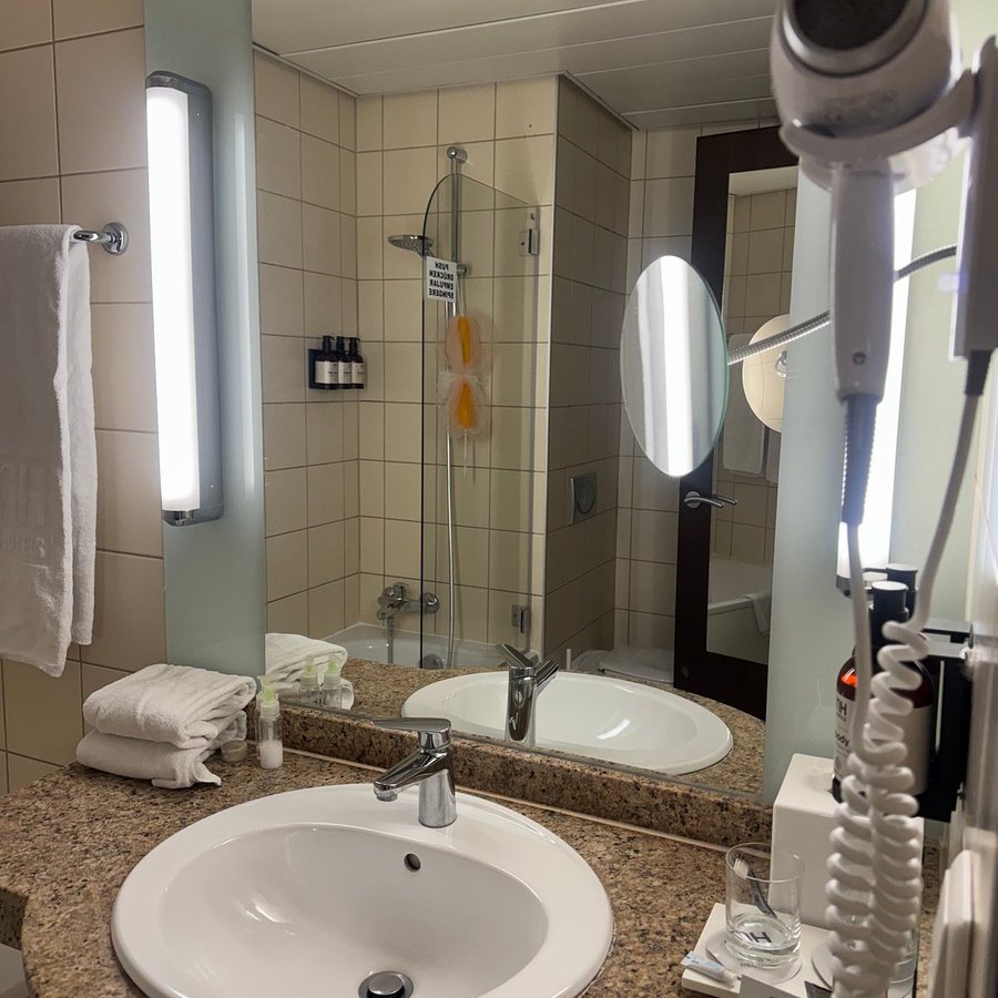 NH Budapest City — Bathroom