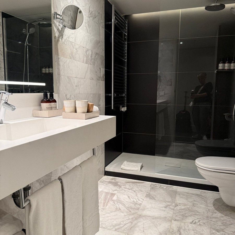 NH Collection Amsterdam Barbizon Palace — Bathroom