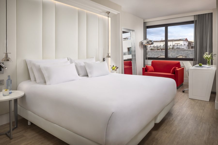 NH Collection Barcelona Gran Hotel Calderon — Guest room