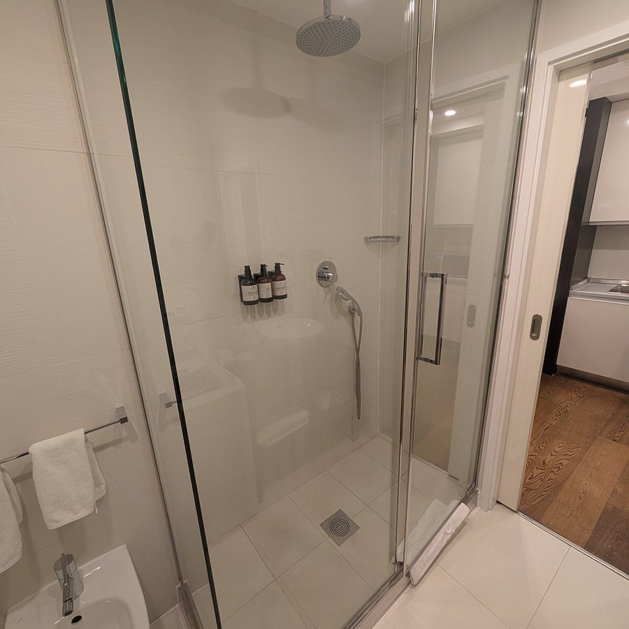 NH Collection Budapest City Center — Bathroom
