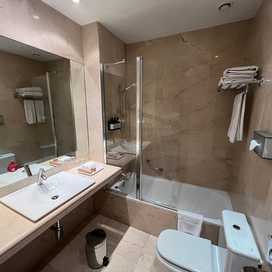 NH Collection Madrid Abascal — Bathroom