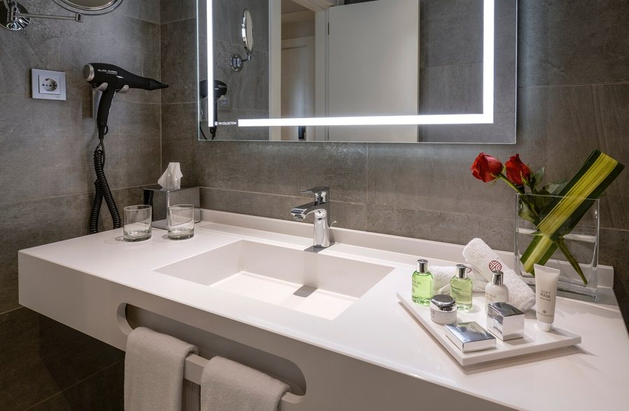 NH Collection Madrid Colon — Bathroom