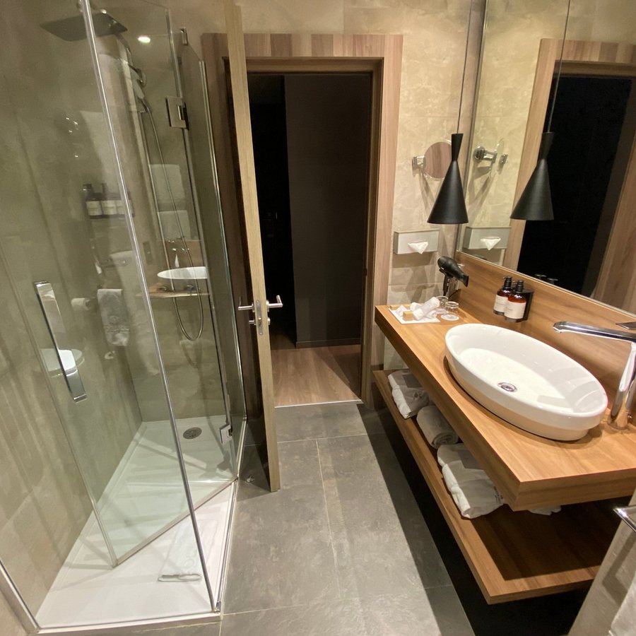 NH Collection Madrid Gran Via — Bathroom