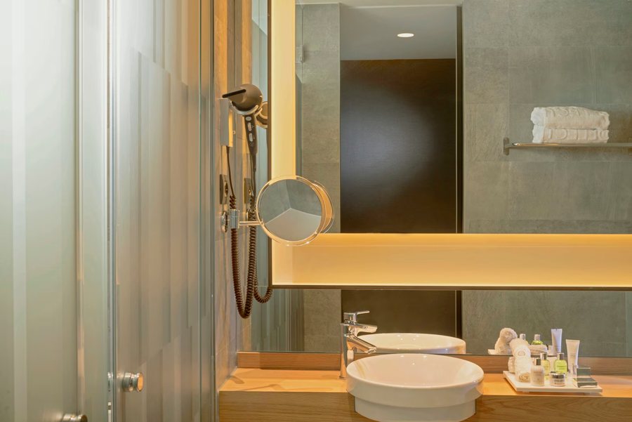 NH Collection Madrid Suecia — Bathroom