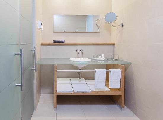 NH Collection Mexico City Airport T2 — Bathroom