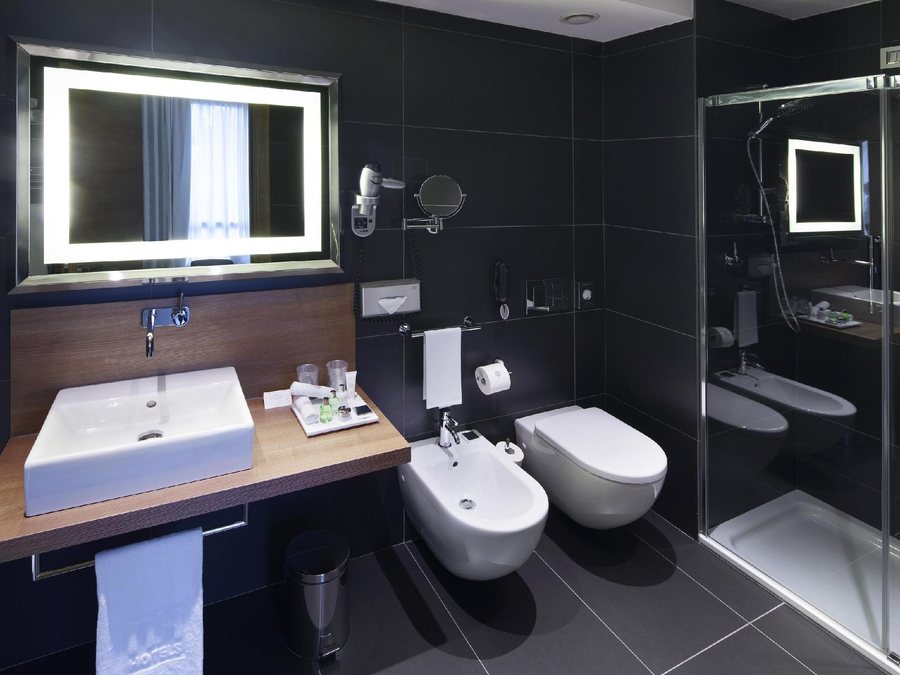 NH Collection Milano Porta Nuova — Bathroom