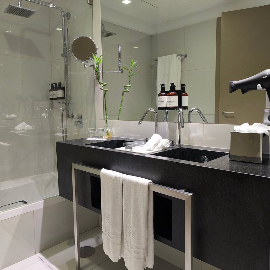 NH Collection Porto Batalha — Bathroom