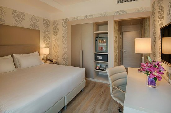 NH Firenze — Guest room