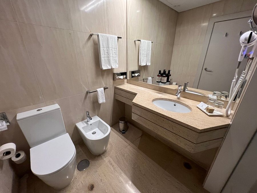 NH Lisboa Campo Grande — Bathroom