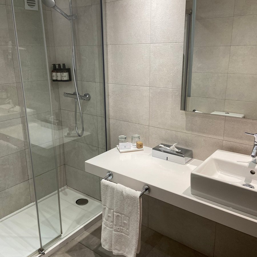 NH Madrid Nacional — Bathroom