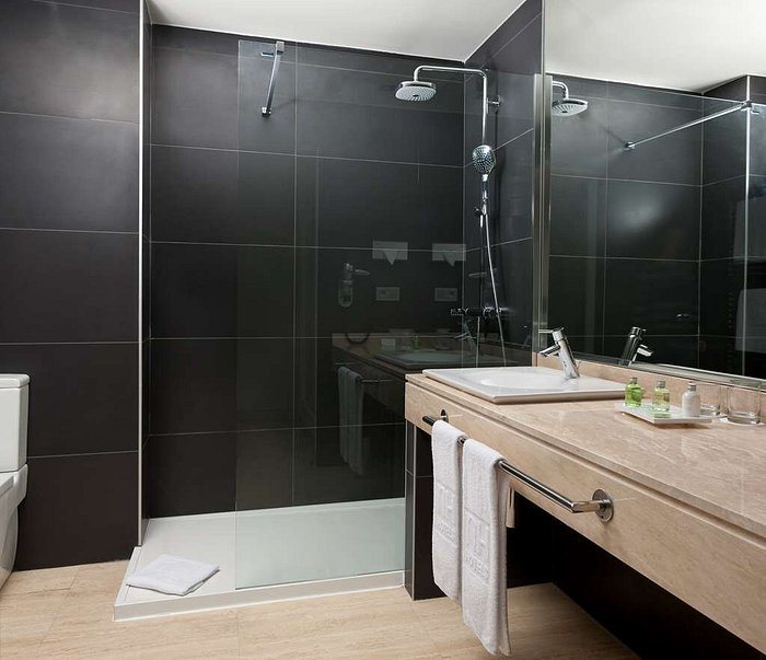 NH Madrid Ventas — Bathroom