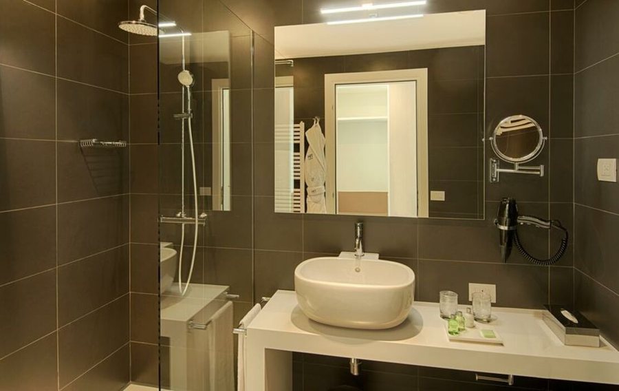 NH Trento — Bathroom