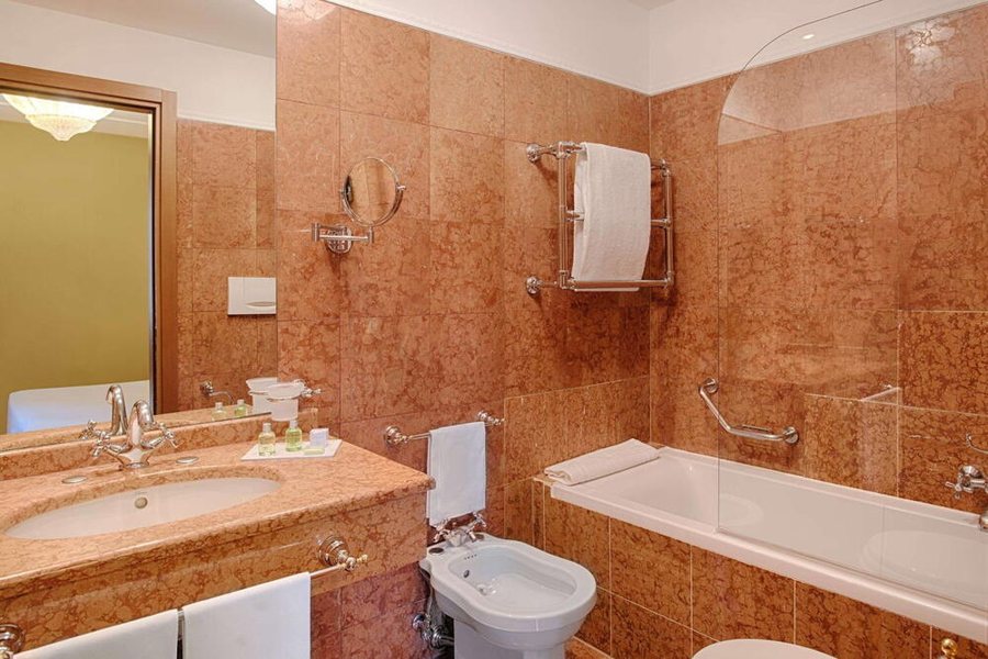 NH Venezia Santa Lucia — Bathroom