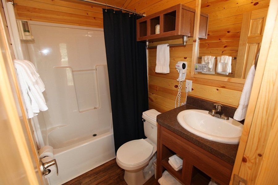 NIAGARA FALLS GRAND ISLAND KOA — Bathroom