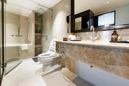 Night Hotel Bangkok Asoke Sukhumvit 15 — Bathroom