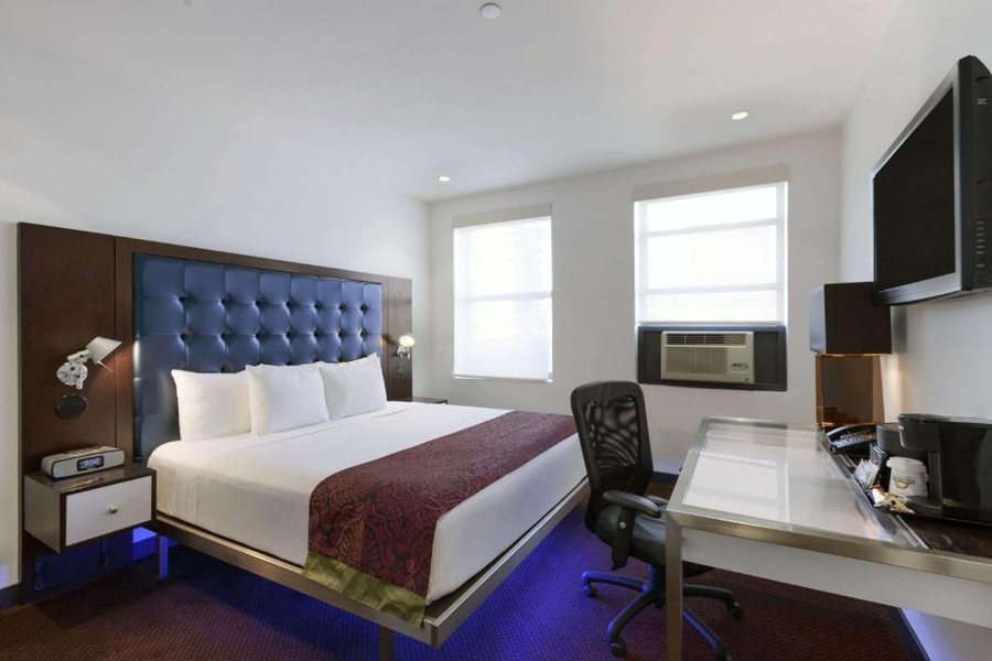 Night Hotel Broadway New York City New York — Guest room