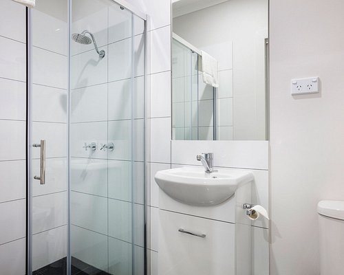 Nightcap at Sandringham Hotel — Bathroom