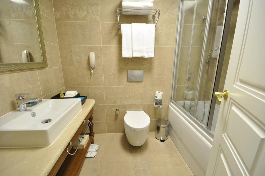 Nil Hotel Istanbul — Bathroom