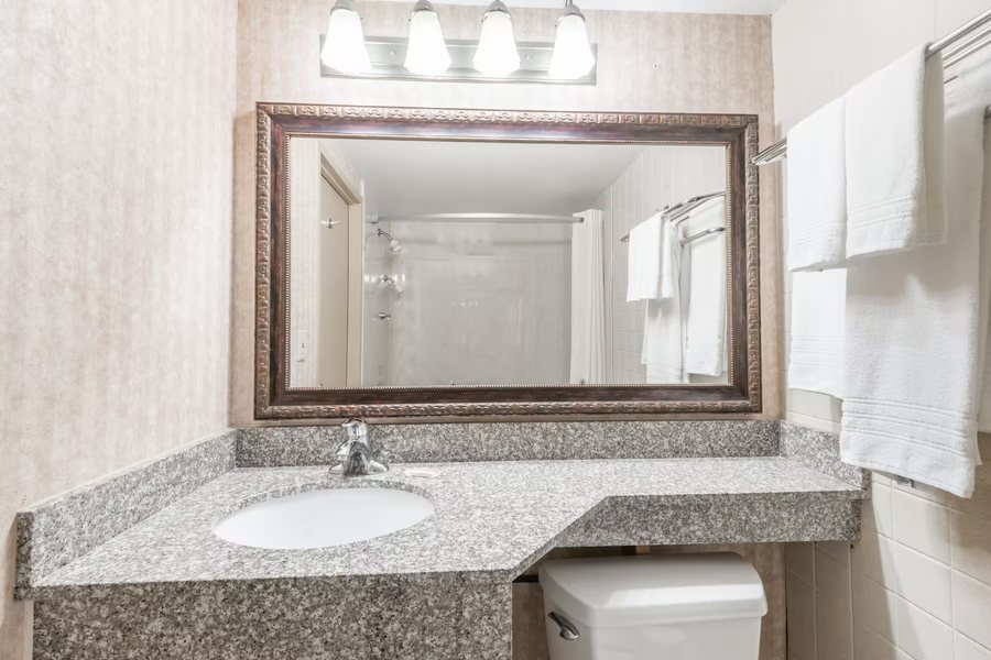 Niles Hotel — Bathroom