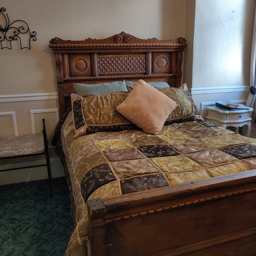 Niles Hotel — Guest room