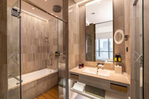 Nina Hotel Kowloon East — Bathroom
