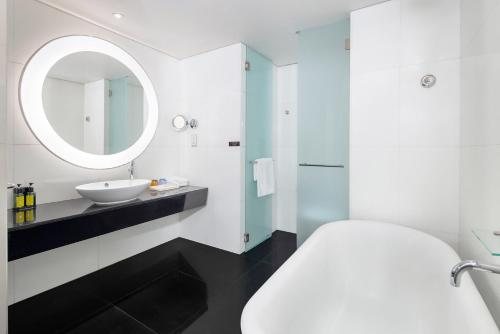 Nina Hotel Tsuen Wan West — Bathroom