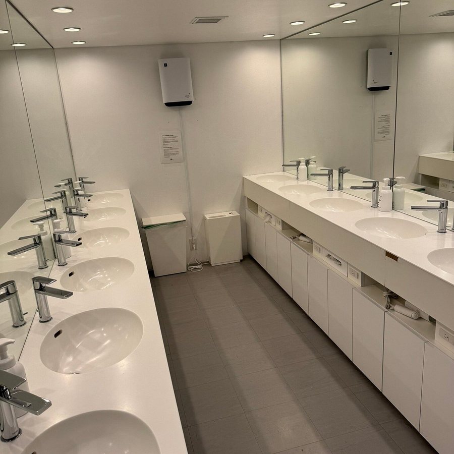 Nine Hours Akasaka Sleep Lab — Bathroom