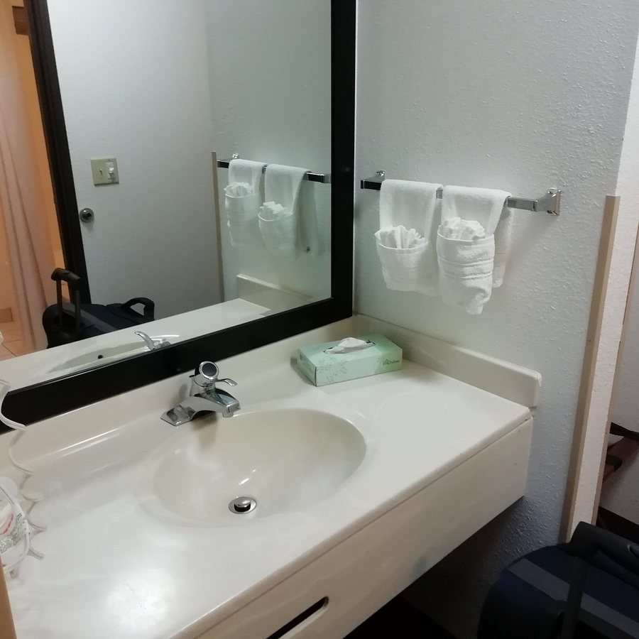 NINE PINES MOTEL — Bathroom