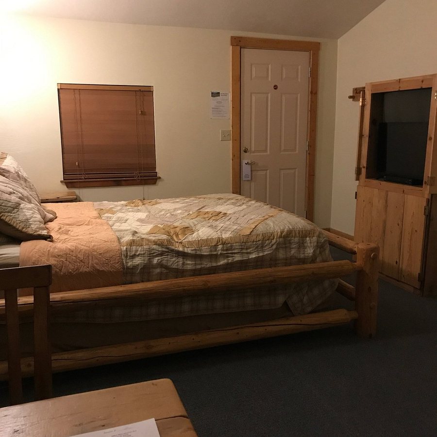 NINE PINES MOTEL — Guest room
