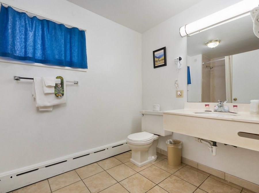 Nine Quarter Circle Ranch — Bathroom