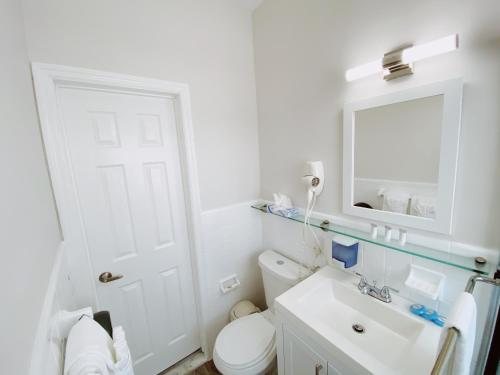 Nine20 Collins Apartments By Lowkl Miami Beach Florida — Bathroom