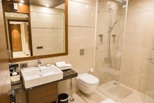 Niranta Airport Transit Hotel Lounge Mumbai Maharashtra — Bathroom