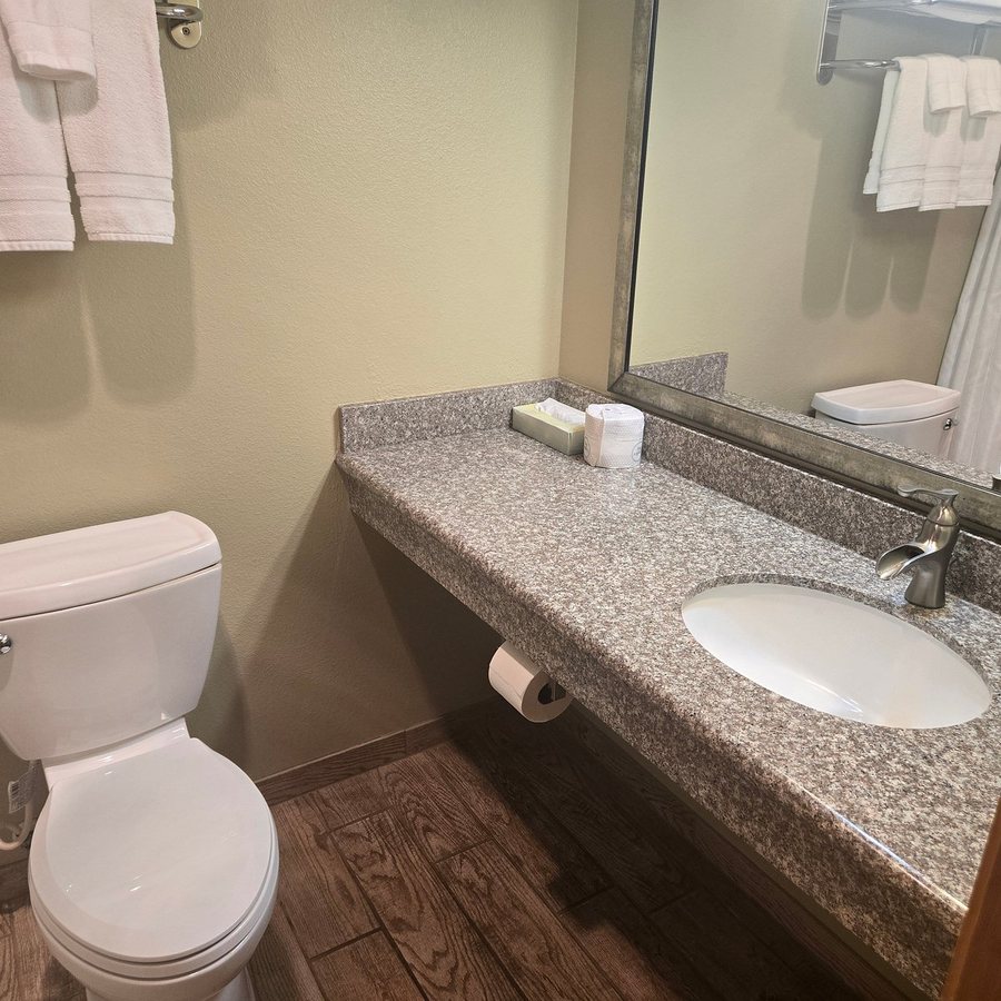 Nisqually Lodge — Bathroom