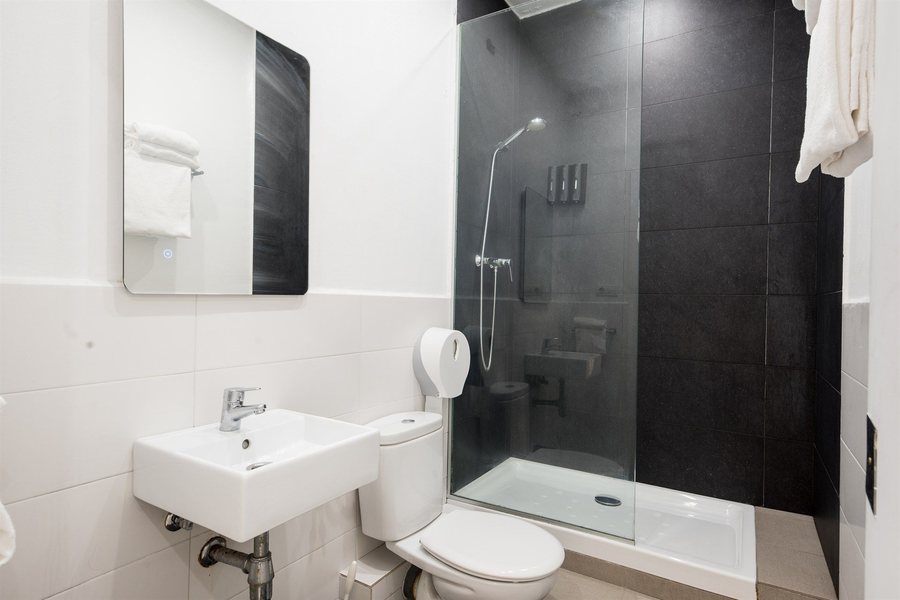 No Limit Hostel Central Barcelona Catalonia — Bathroom