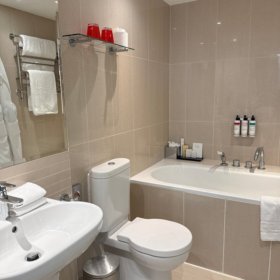 No Ten Manchester Street — Bathroom