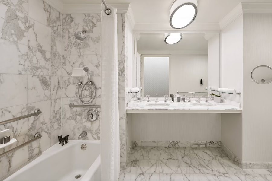 Nob Hill Hotel — Bathroom