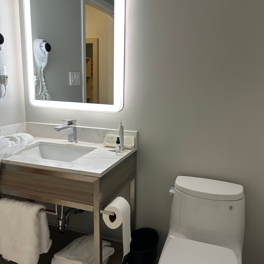 Nob Hill Motor Inn — Bathroom