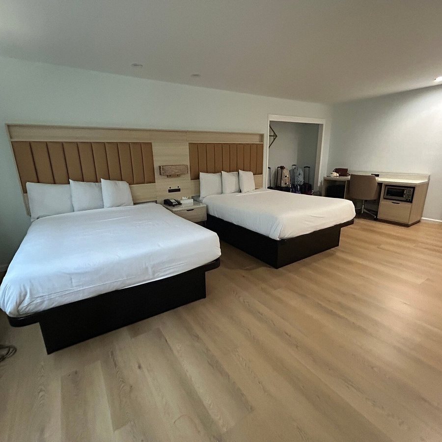 Nob Hill Motor Inn — Guest room
