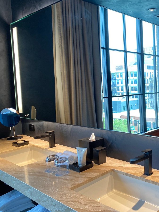 Nobu Hotel Chicago Chicago Illinois — Bathroom