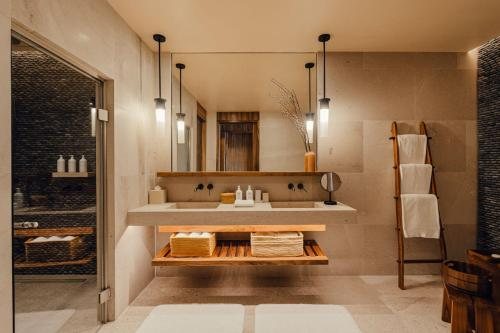 Nobu Hotel Los Cabos — Bathroom